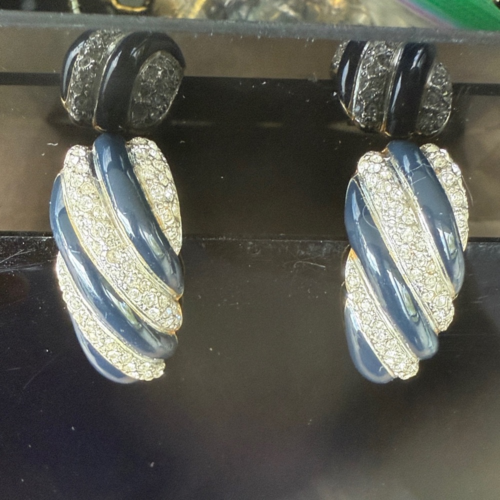 Vintage ST. JOHN. Timeless. Very Rare
Silver and Blue Clip-On Earrings
Elegant